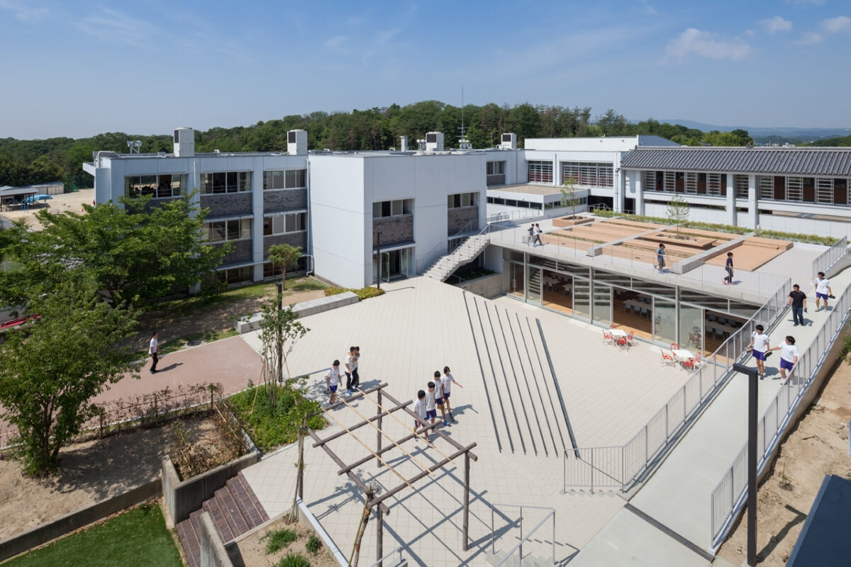 写真：東大寺学園 雑華ホール／サンガティ・スクエア（外観）