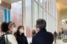 軽井沢安東美術館の現場でISAKの生徒を案内するd/dt 武富恭美