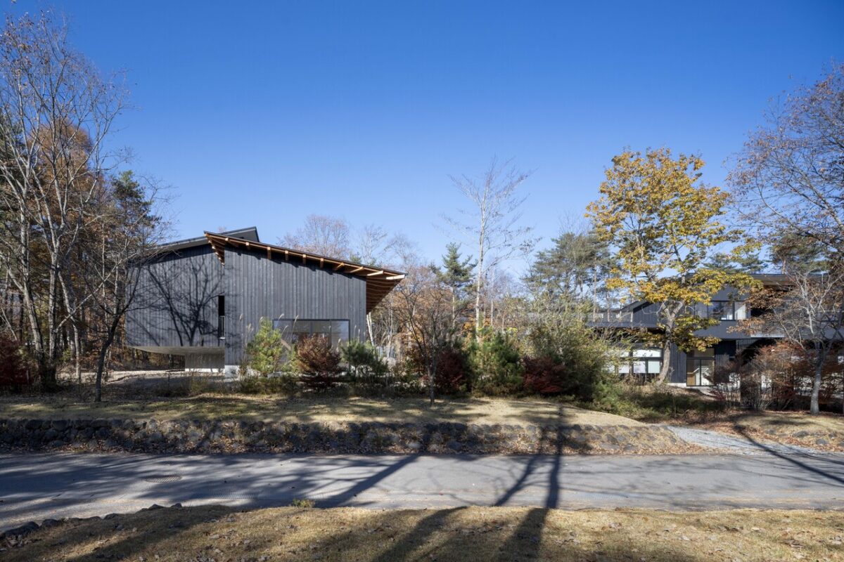 UWC ISAK JAPAN KICC(Koshiba Innovation & Creative Center) (右)とTaniya Lodge(左)南側外観