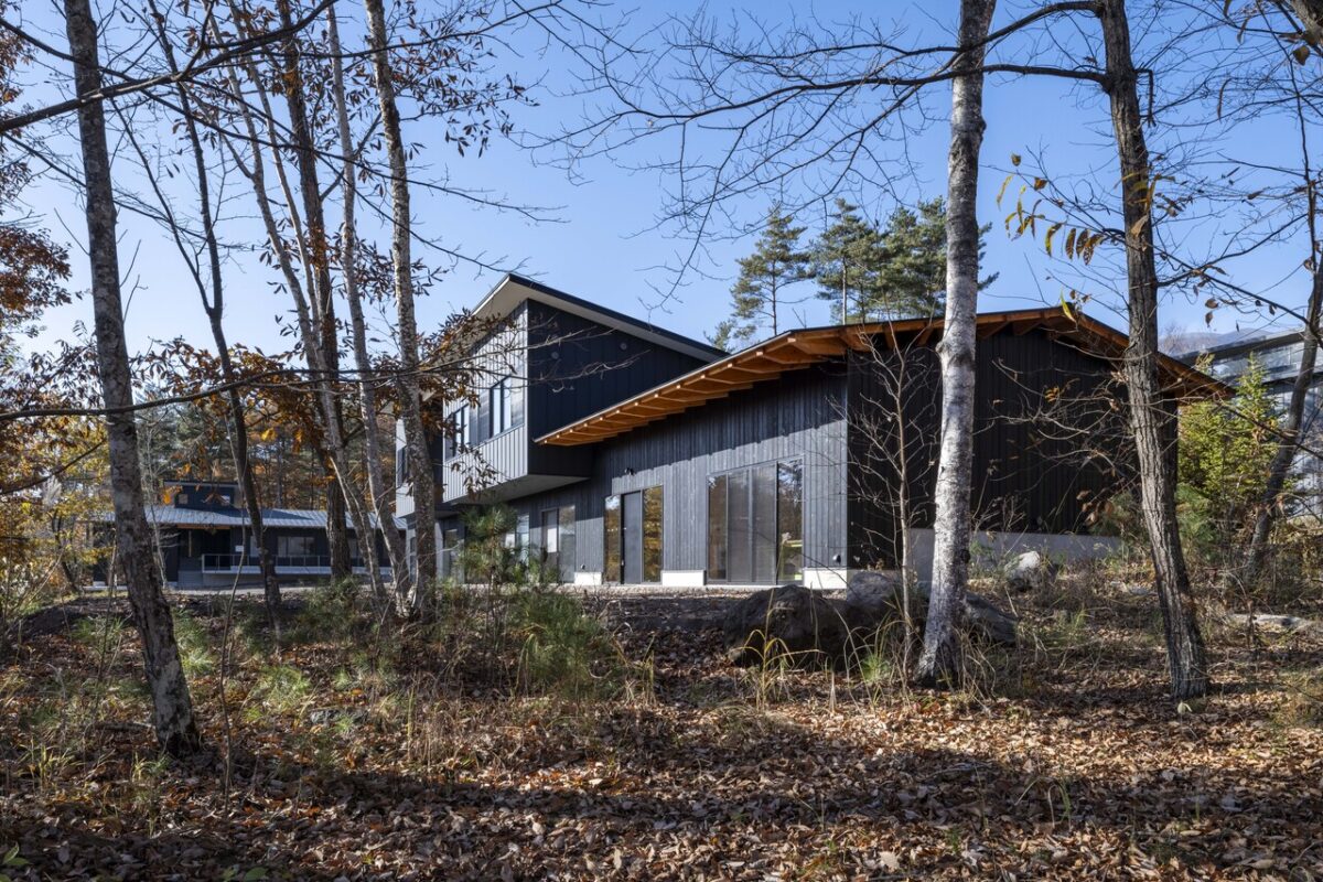 UWC ISAK JAPAN KICC(Koshiba Innovation & Creative Center) (手前)とTaniya Lodge(奥)を南東より見る