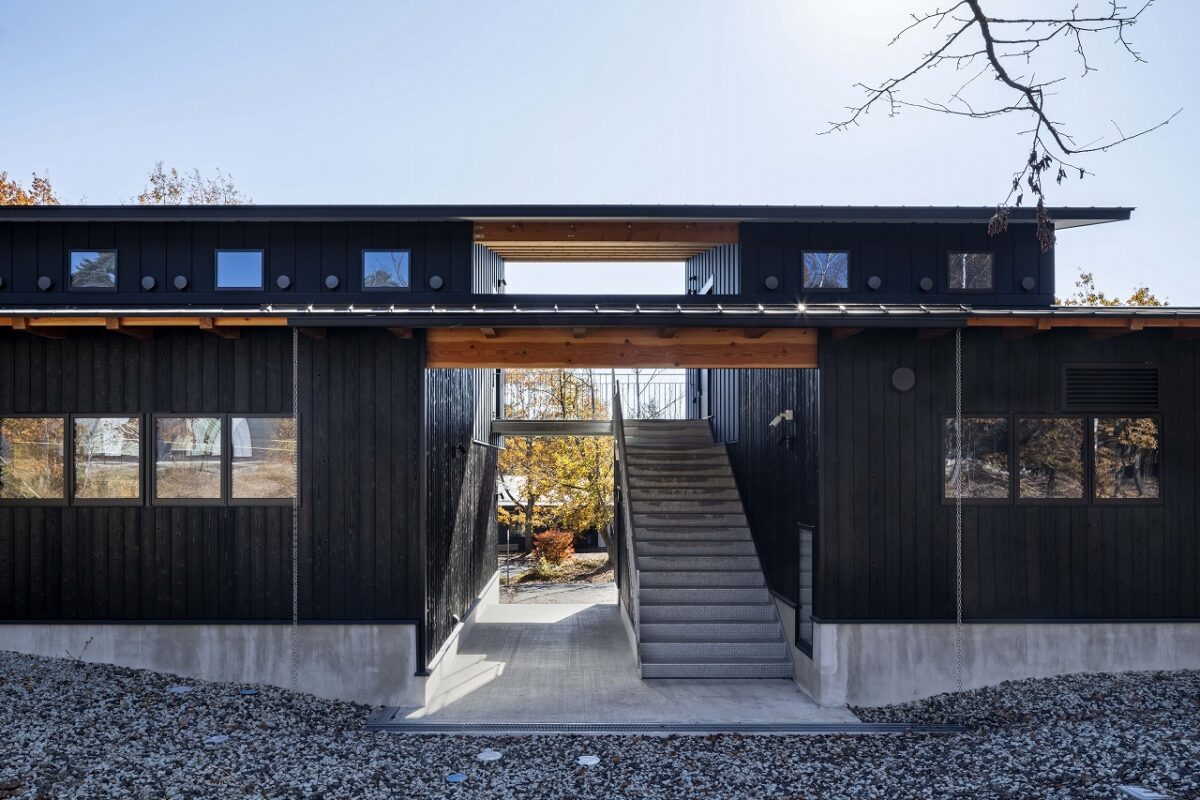 UWC ISAK JAPAN KICC(Koshiba Innovation & Creative Center)北側からKAC(Kamiyama Academic Center)方向を見通す