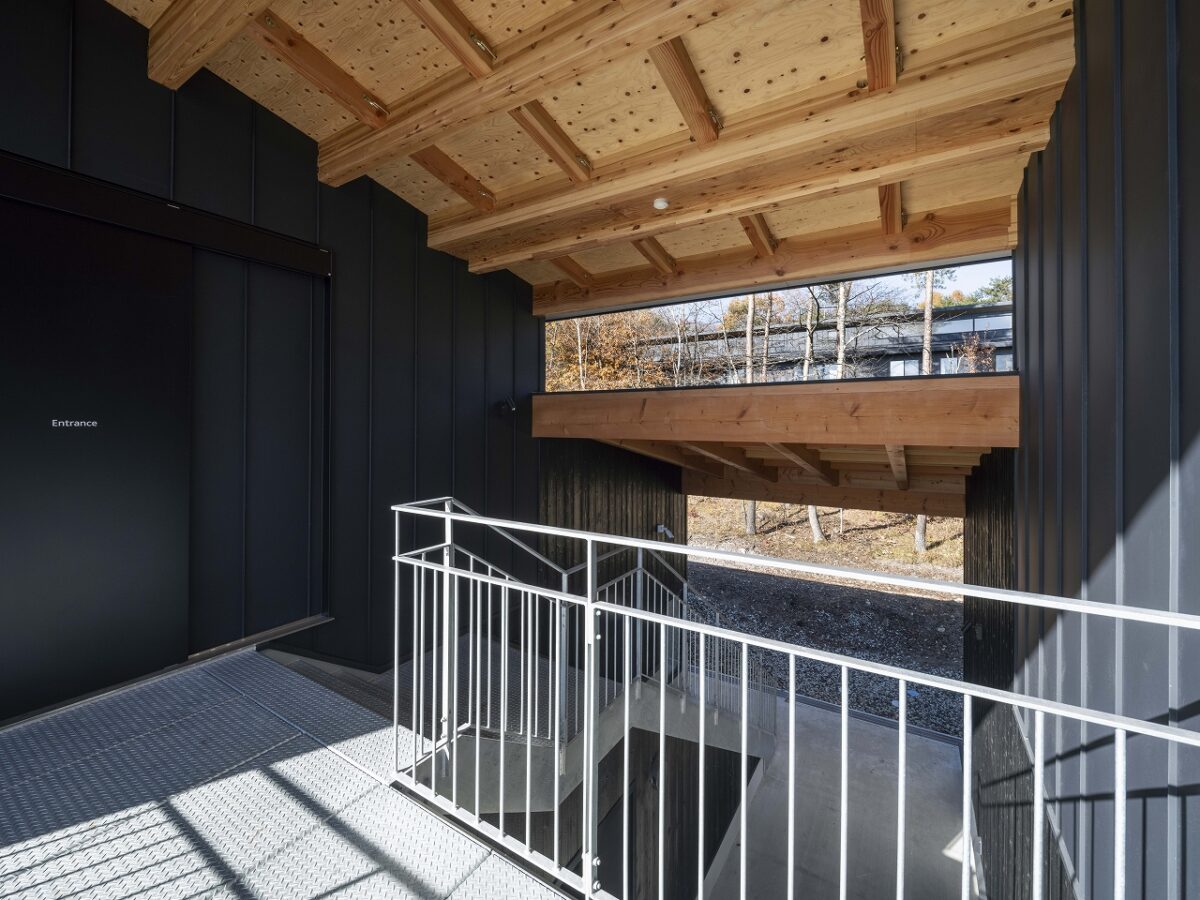 UWC ISAK JAPAN KICC(Koshiba Innovation & Creative Center) 2階ブリッジから1階ポーチを見下ろす
