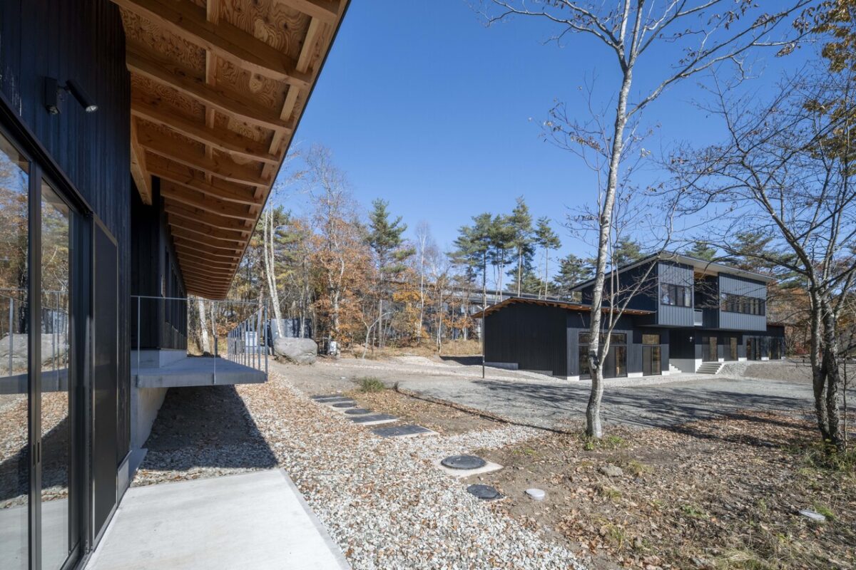 UWC ISAK JAPAN Taniya Lodge フィットネスルーム前よりKICC(Koshiba Innovation & Creative Center)方向を見る