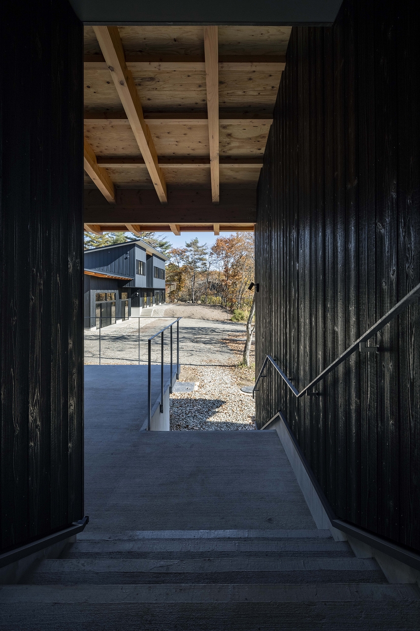 UWC ISAK JAPAN Taniya Lodge ポーチよりKICC(Koshiba Innovation & Creative Center)方向を見る