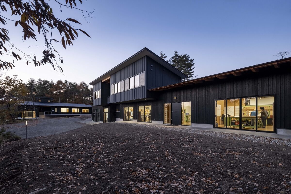 UWC ISAK JAPAN KICC(Koshiba Innovation & Creative Center) (手前)とTaniya Lodge(奥)を南東より見た夕景