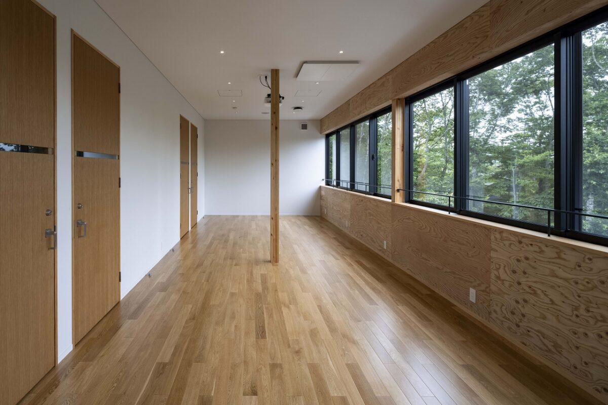 UWC ISAK JAPANの KICC(Koshiba Innovation & Creative Center)2階の待合室2。左手には4つの自習室入口が見える。