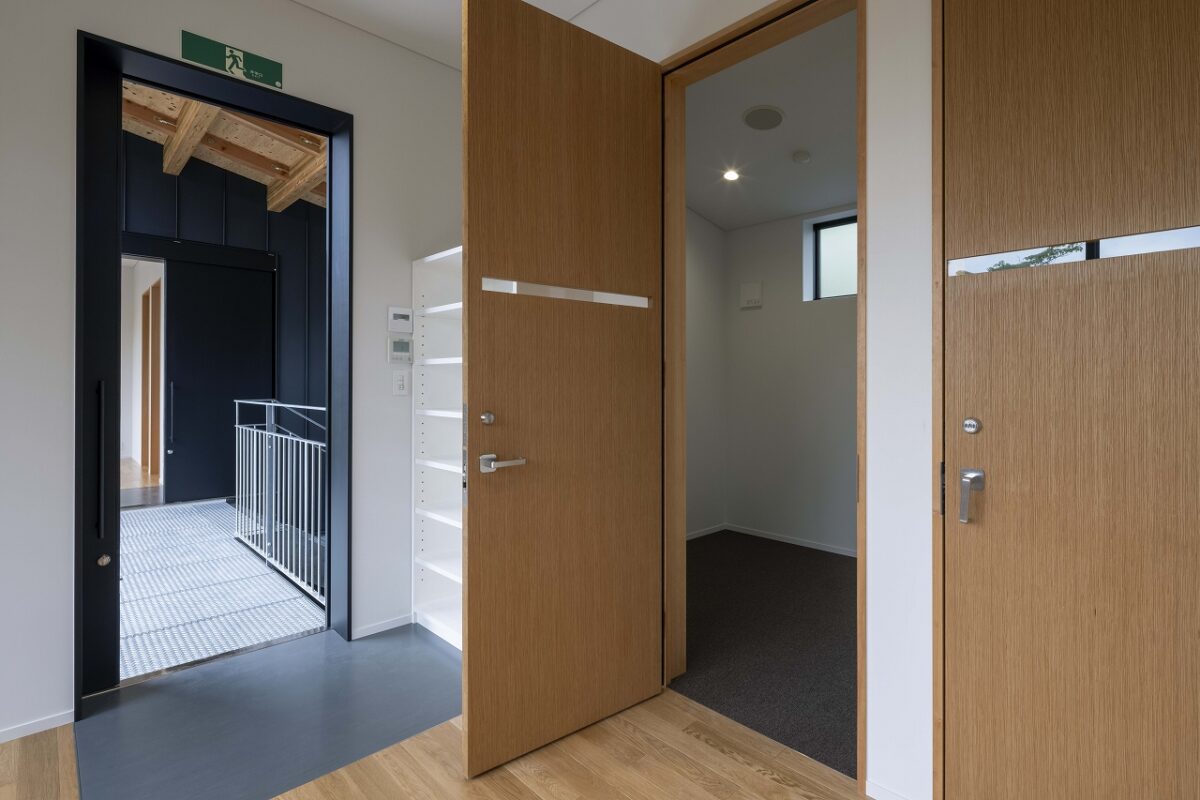 UWC ISAK JAPANの KICC(Koshiba Innovation & Creative Center)2階の待合室2より、自習室とブリッジを見る