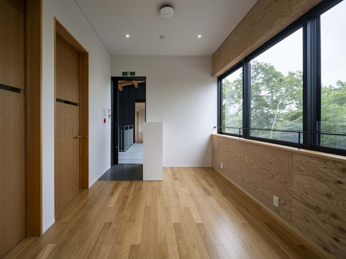 UWC ISAK JAPANの KICC(Koshiba Innovation & Creative Center)2階の待合室1。左手には進学相談室への入口扉が見える。