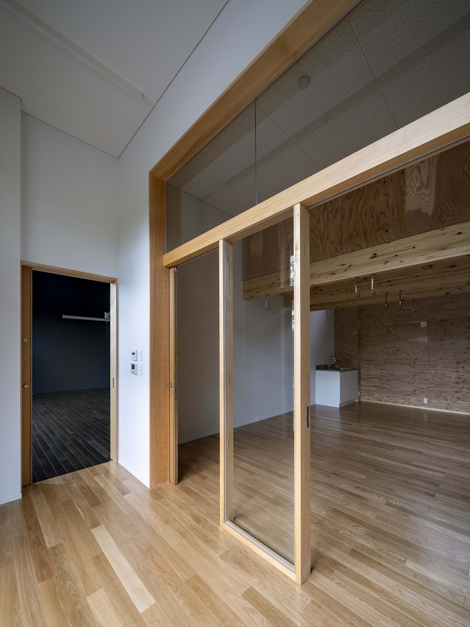UWC ISAK JAPANの KICC(Koshiba Innovation & Creative Center)1階の風除室1よりOutdoor Education Room(右手)とFilm and Theater Classroom(左手)を見る。