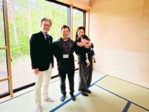 株式会社ディーディーティー代表・武富恭美が設計したUWC ISAK JAPAN Taniya LodgeのZen Roomにて、谷家さんご一家と。