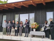 株式会社ディーディーティー代表・武富恭美が設計したUWC ISAK JAPAN Taniya Lodgeの竣工式