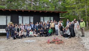 株式会社ディーディーティー代表・武富恭美が設計したUWC ISAK JAPAN Taniya Lodgeの竣工式の集合写真