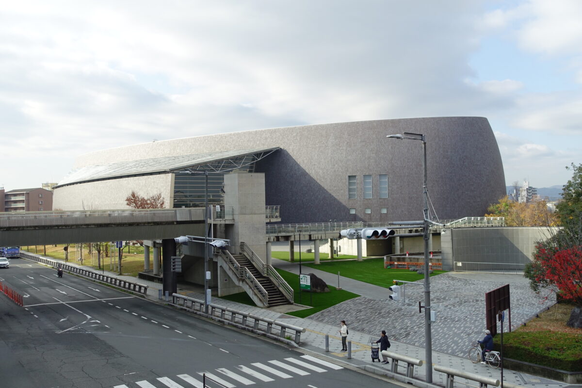 なら100年会館外構改修「芝生広場」完成後